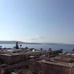 Seafront With Pool Apartament *