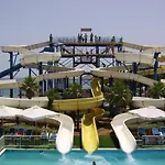 Seafront With Pool Apartament *