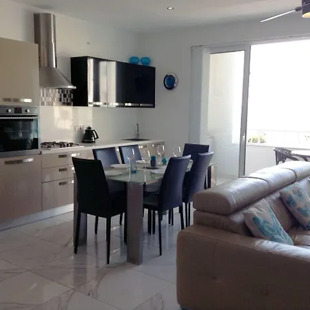 Apartment Seafront With Pool