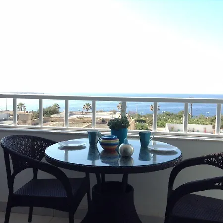 アパート Seafront With Pool *