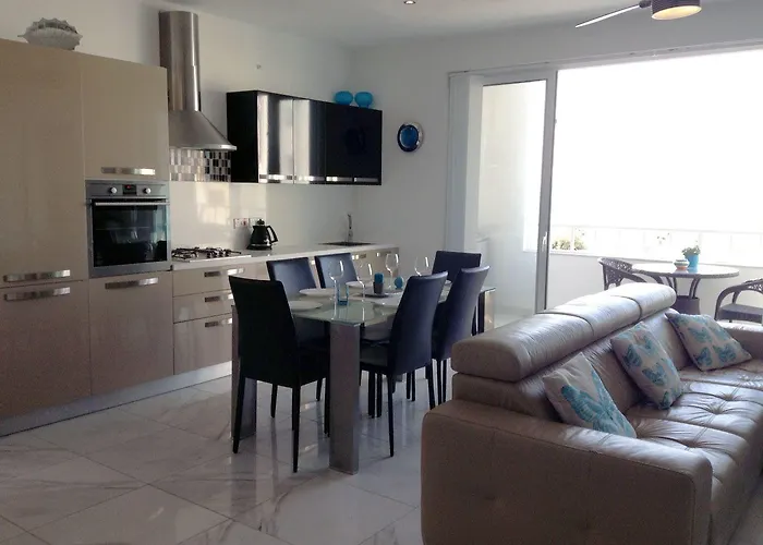 Apartment Seafront With Pool